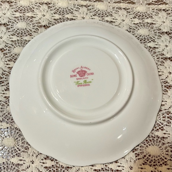 Royal Albert Tea Rose teacup and saucer #839056 - Picture 6 of 10